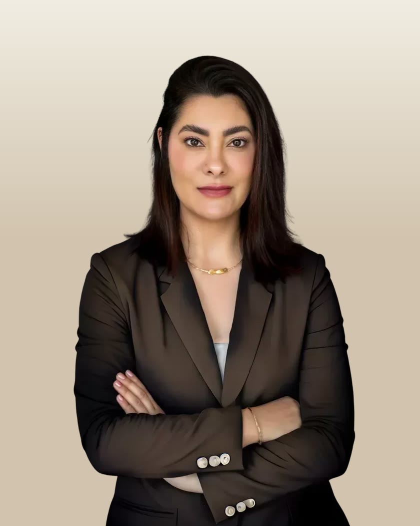 Retrato de Fernanda Daniel, de blazer marrom e braços cruzados