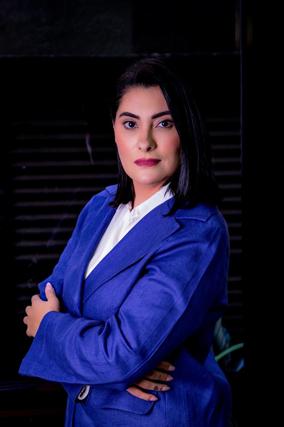 Retrato de Fernanda Daniel, de blazer azul e braços cruzados
